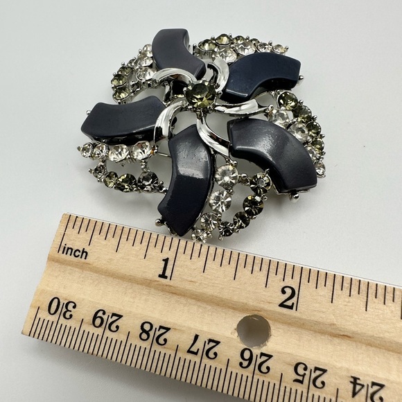 Vintage signed Star Vintage Silvertone Thermoset And Crystal Pan Pin brooch - Picture 7 of 8